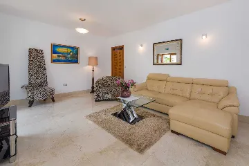 3-Bedroom Apartment with Private Pool in Milna