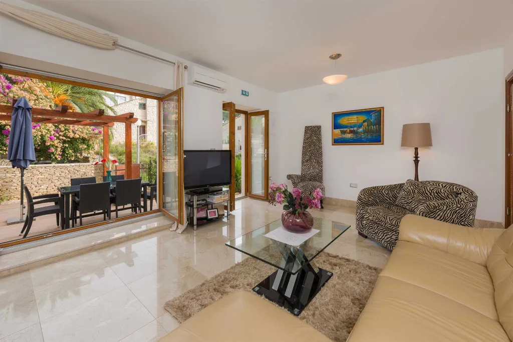 3-Bedroom Apartment with Private Pool in Milna