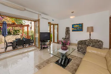 3-Bedroom Apartment with Private Pool in Milna