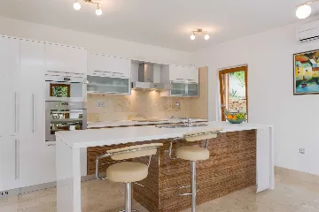 3-Bedroom Apartment with Private Pool in Milna