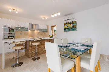 3-Bedroom Apartment with Private Pool in Milna