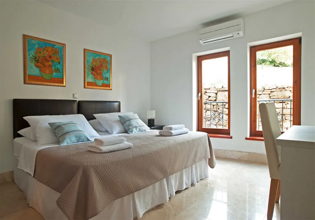 3-Bedroom Apartment with Private Pool in Milna