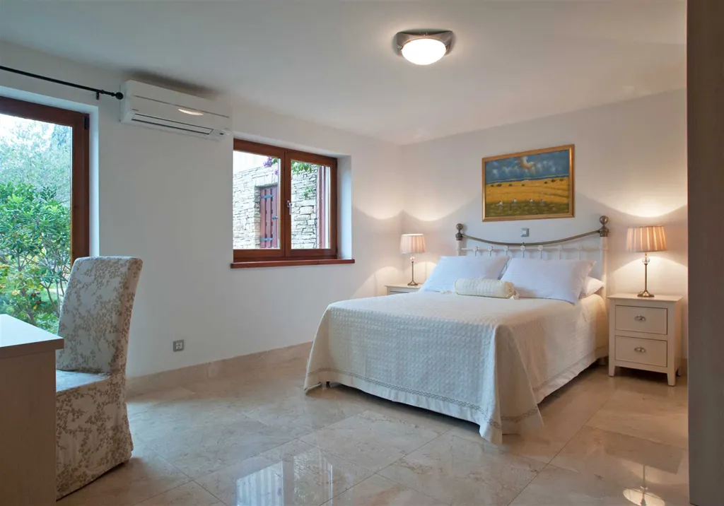 3-Bedroom Apartment with Private Pool in Milna
