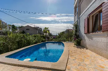 3-Bedroom Apartment with Private Pool in Milna