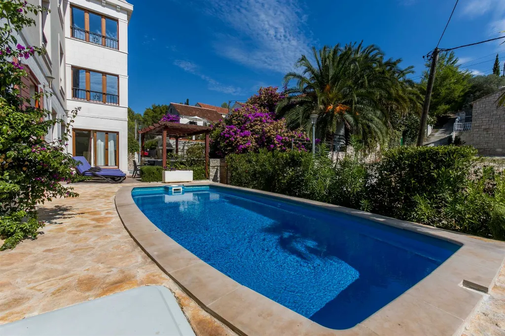 3-Bedroom Apartment with Private Pool in Milna