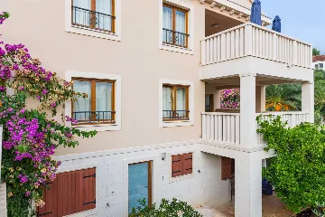 3-Bedroom Apartment with Private Pool in Milna