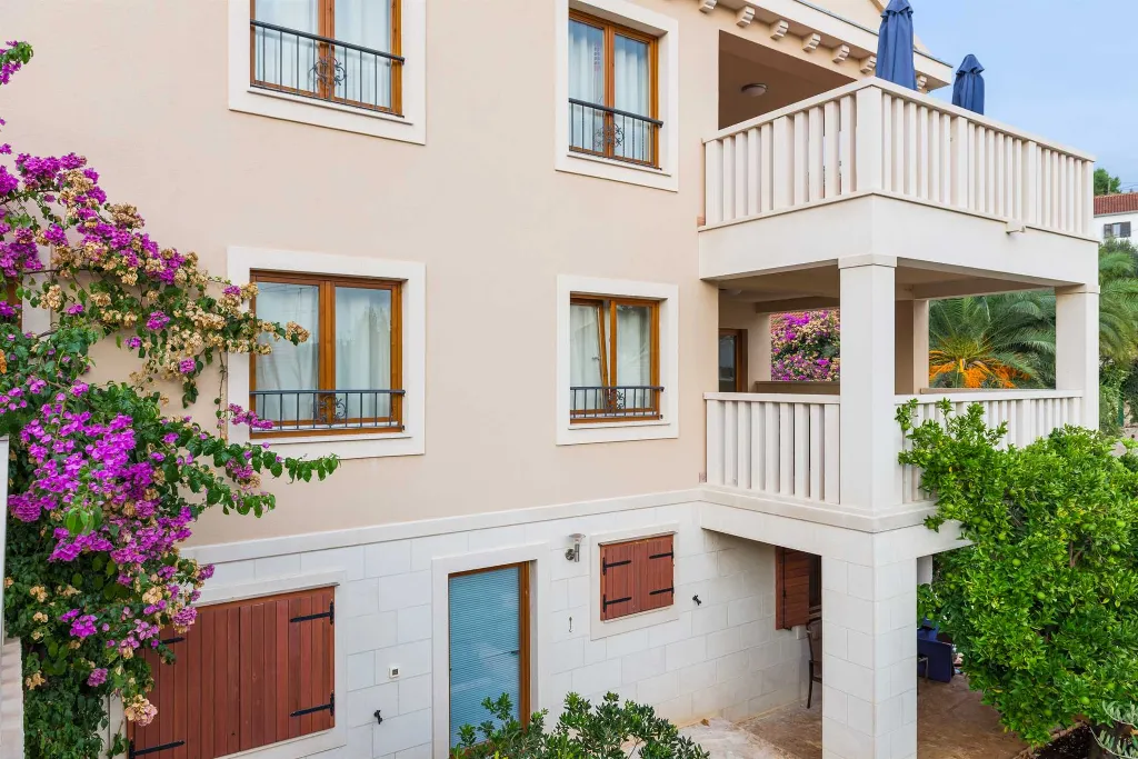 3-Bedroom Apartment with Private Pool in Milna