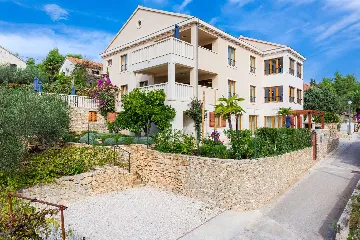 3-Bedroom Apartment with Private Pool in Milna