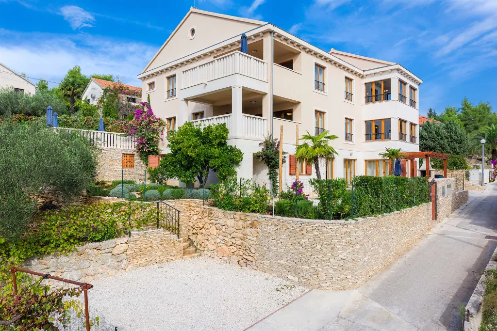 3-Bedroom Apartment with Private Pool in Milna