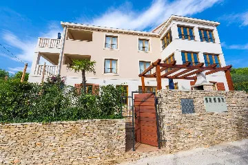 3-Bedroom Apartment with Private Pool in Milna