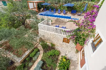 3-Bedroom Apartment with Private Pool in Milna