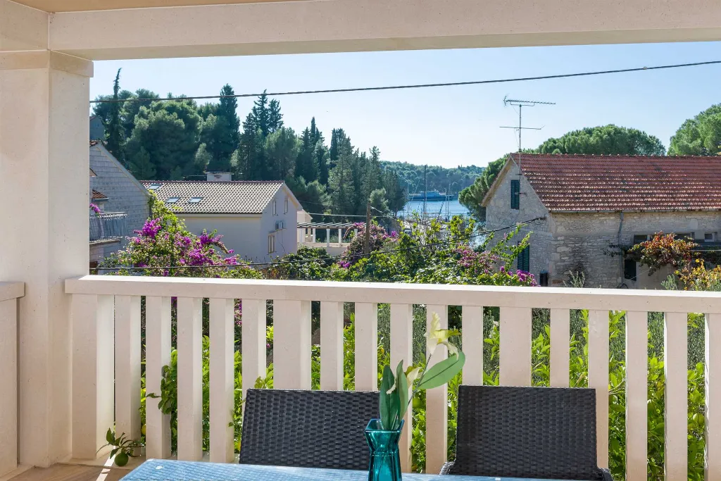 3-Bedroom Apartment in Milna for Up to 8