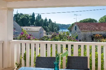 3-Bedroom Apartment in Milna for Up to 8