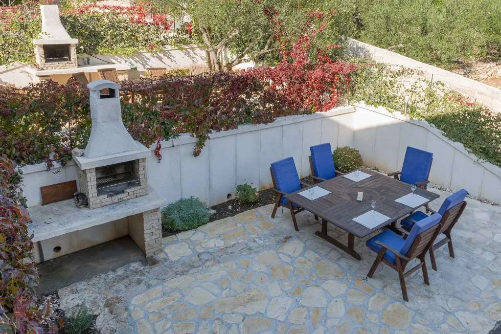 3-Bedroom Apartment in Milna for Up to 8