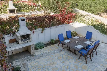 3-Bedroom Apartment in Milna for Up to 8