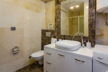 3-Bedroom Apartment in Milna for Up to 8