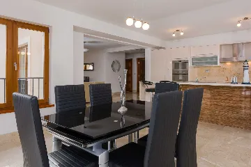 3-Bedroom Apartment in Milna for Up to 8