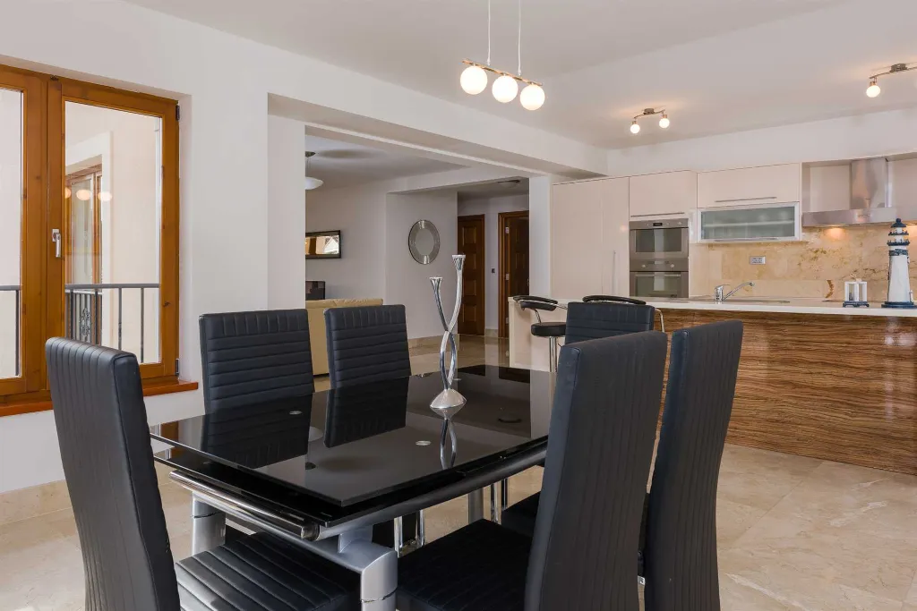3-Bedroom Apartment in Milna for Up to 8
