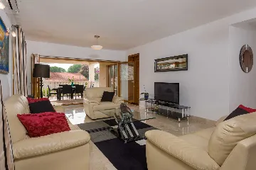 3-Bedroom Apartment in Milna for Up to 8