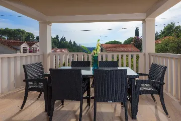 3-Bedroom Apartment in Milna for Up to 8