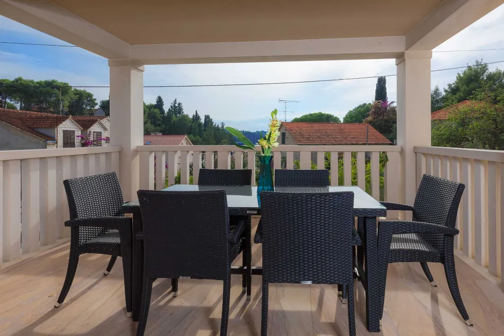 3-Bedroom Apartment in Milna for Up to 8
