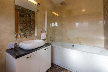 3-Bedroom Apartment in Milna for Up to 8