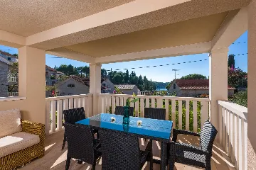 3-Bedroom Apartment in Milna for Up to 8