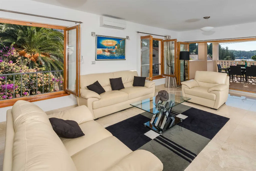 3-Bedroom Apartment in Milna for Up to 8