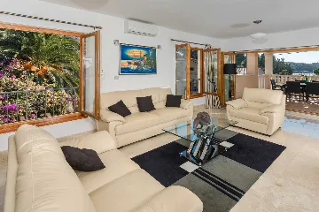 3-Bedroom Apartment in Milna for Up to 8