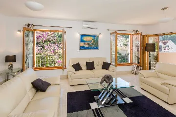 3-Bedroom Apartment in Milna for Up to 8