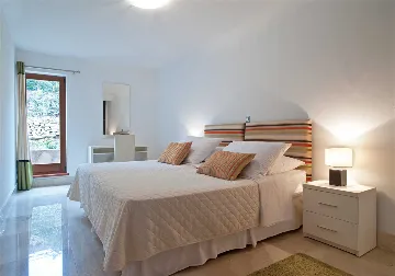 3-Bedroom Apartment in Milna for Up to 8