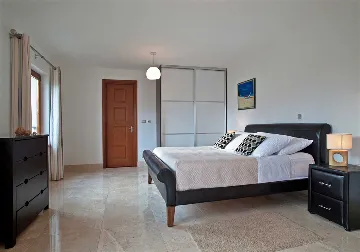 3-Bedroom Apartment in Milna for Up to 8