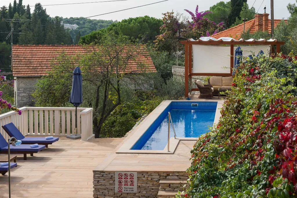 3-Bedroom Apartment in Milna for Up to 8