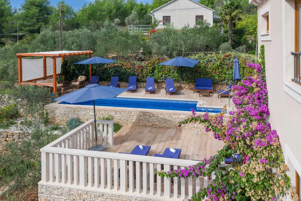 3-Bedroom Apartment in Milna for Up to 8