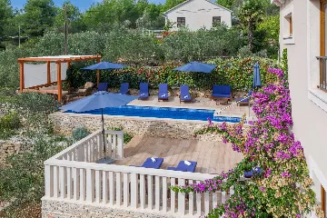 3-Bedroom Apartment in Milna for Up to 8