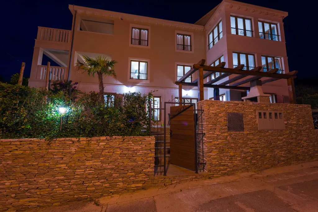 3-Bedroom Apartment in Milna for Up to 8
