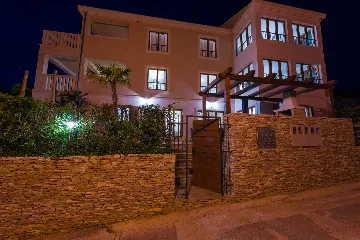 3-Bedroom Apartment in Milna for Up to 8