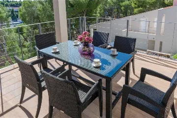 Air-Conditioned 2-Bedroom Apartment in Milna