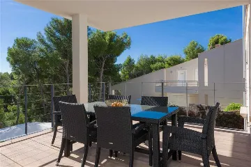 Air-Conditioned 2-Bedroom Apartment in Milna