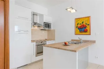 Air-Conditioned 2-Bedroom Apartment in Milna