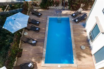 Milna 3-Bedroom Apartment with Roof Terrace