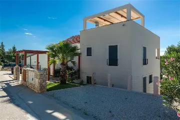 Milna 3-Bedroom Apartment with Roof Terrace