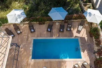 Milna 3-Bedroom Apartment with Roof Terrace