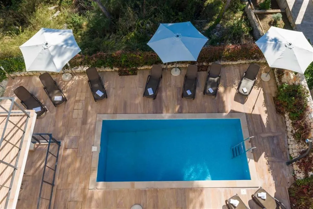 Milna 3-Bedroom Apartment with Roof Terrace
