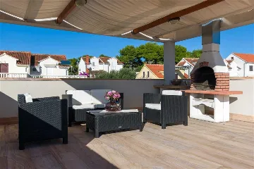 Milna 3-Bedroom Apartment with Roof Terrace