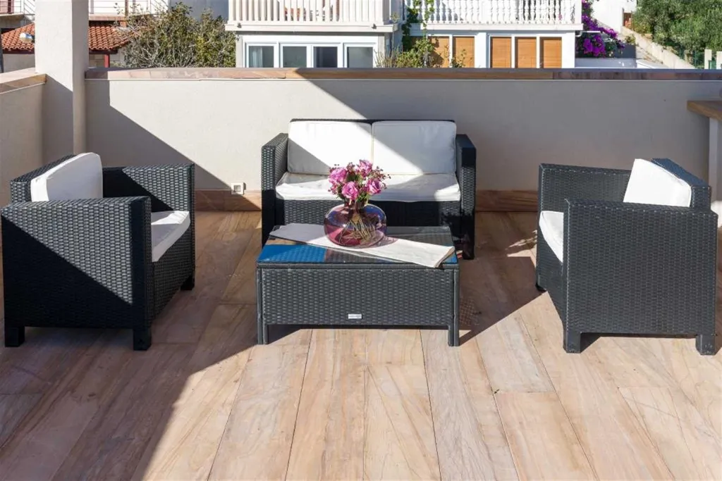 Milna 3-Bedroom Apartment with Roof Terrace