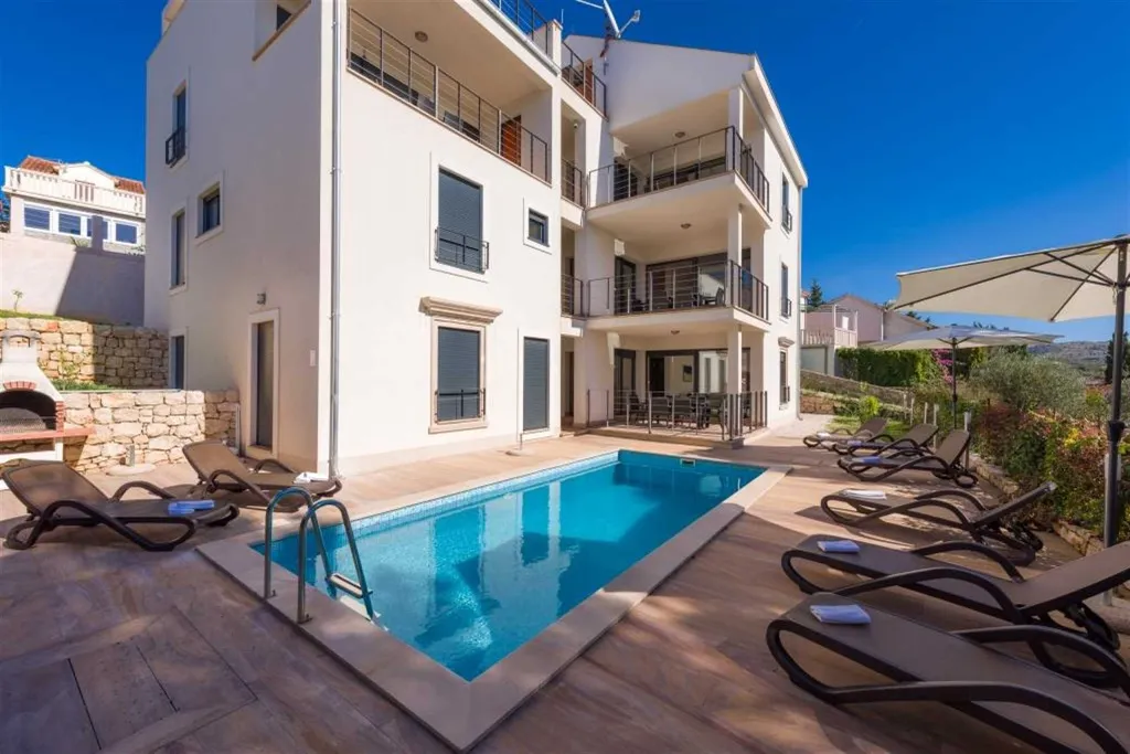 Milna 3-Bedroom Apartment with Roof Terrace