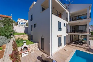 Milna 3-Bedroom Apartment with Roof Terrace