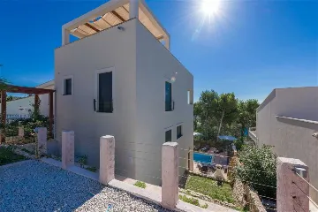 Milna 3-Bedroom Apartment with Roof Terrace