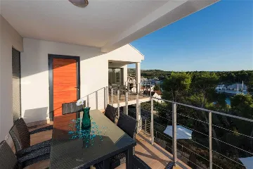 Milna 3-Bedroom Apartment with Roof Terrace